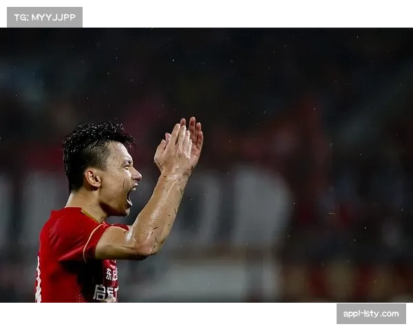 门兴球迷在比赛中举起巨幅TIFO，致敬即将退役的俱乐部功勋